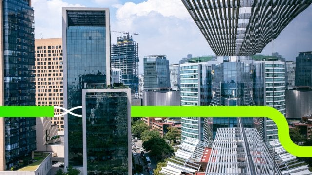 Vista panorámica de un distrito corporativo con edificios de vidrio y arquitectura moderna, representando operaciones empresariales y gestión estratégica.